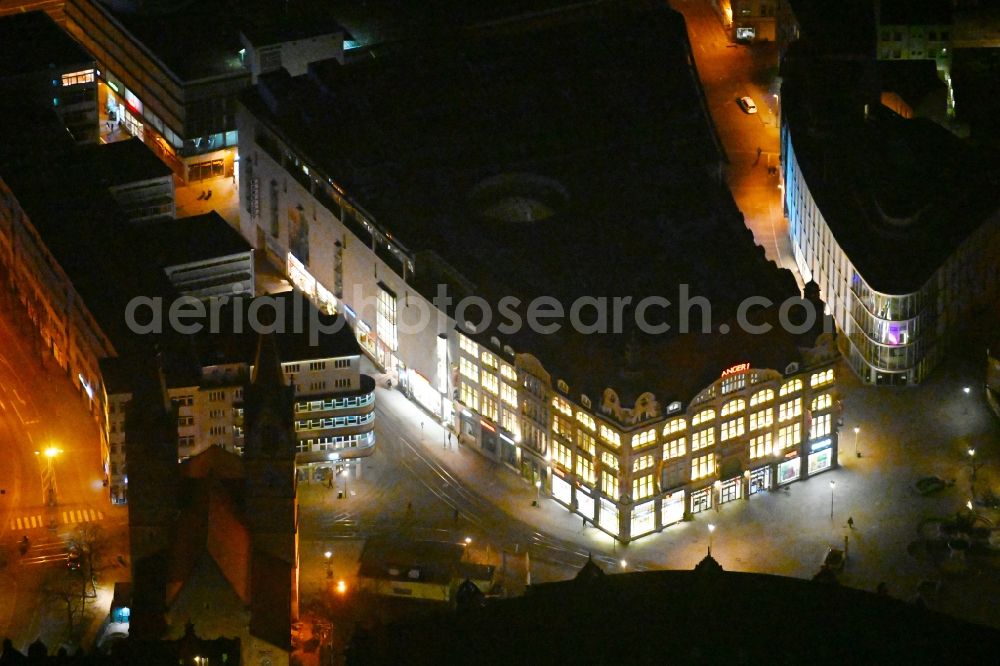 Erfurt at night from the bird perspective: Night lighting Shopping mall Anger 1 to see the ECE in Erfurt in Thuringia. At the old department store to a new building connects with parking garage