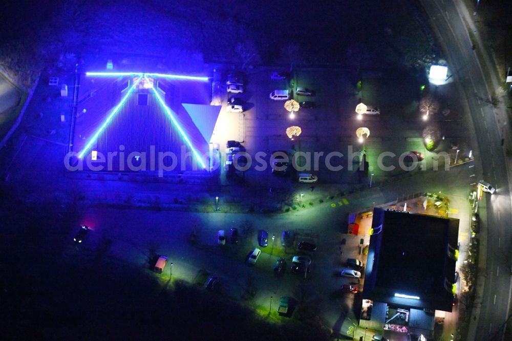 Aerial image at night Gotha - Night lighting Leisure Centre - Amusement Park of Spielpyramide Automatengesellschaft & Service mbH in of Dr.-Troch-Strasse in Gotha in the state Thuringia, Germany