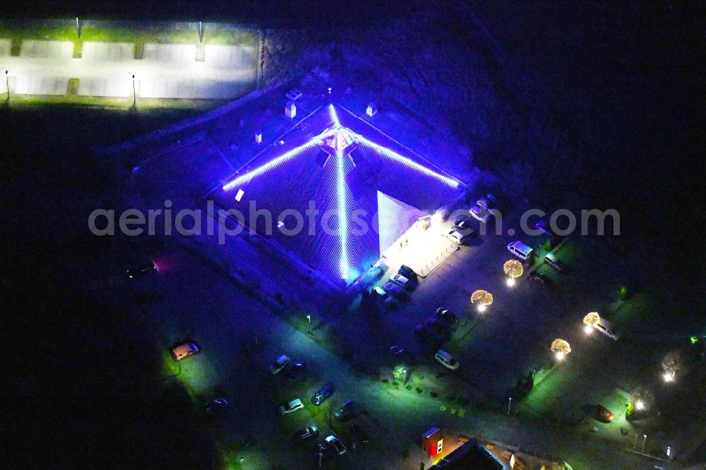 Gotha at night from above - Night lighting Leisure Centre - Amusement Park of Spielpyramide Automatengesellschaft & Service mbH in of Dr.-Troch-Strasse in Gotha in the state Thuringia, Germany