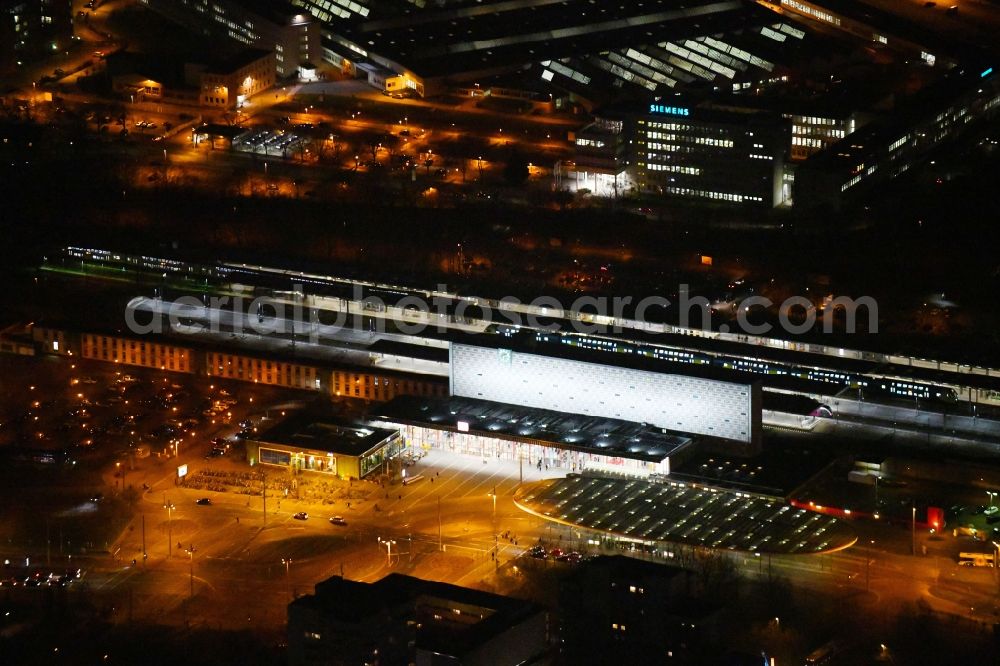 Aerial photograph at night Braunschweig - Night lighting Track progress and building of the main station of the railway in Braunschweig in the state Lower Saxony