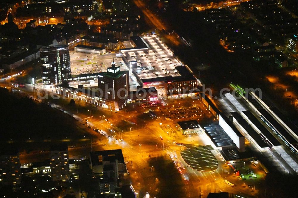 Braunschweig at night from the bird perspective: Night lighting Track progress and building of the main station of the railway in Braunschweig in the state Lower Saxony