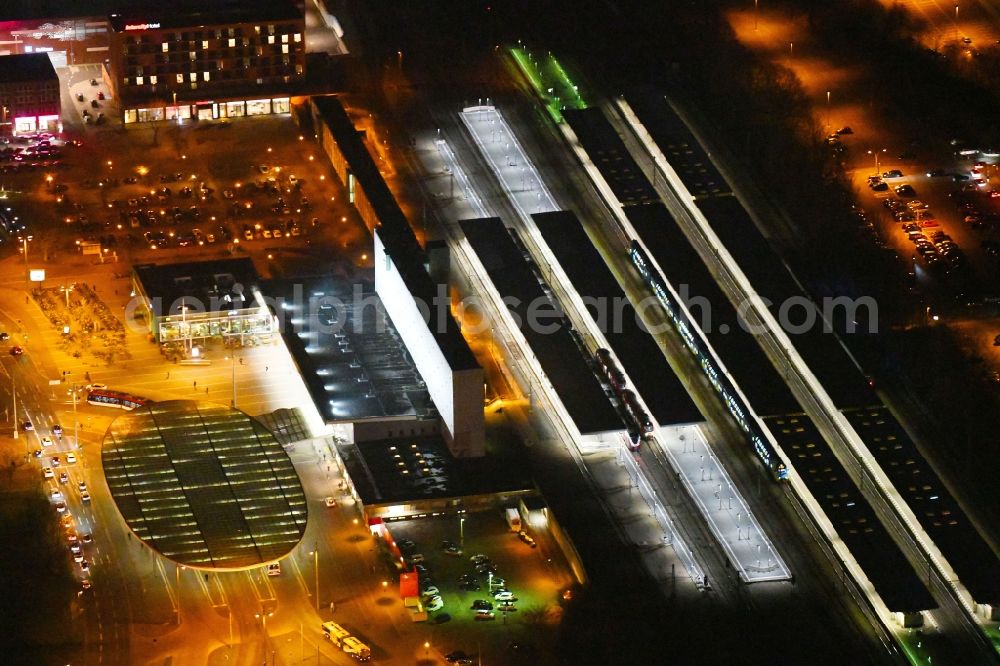 Aerial photograph at night Braunschweig - Night lighting Track progress and building of the main station of the railway in Braunschweig in the state Lower Saxony