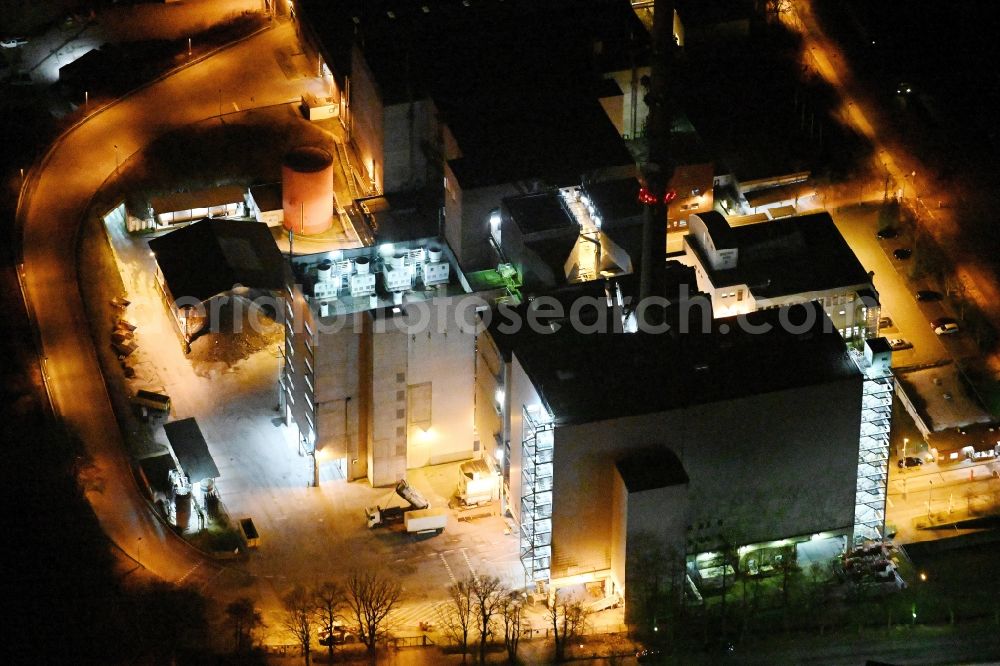 Aerial photograph at night Stapelfeld - Night lights and lighting of the power plants and exhaust towers of the waste incineration plant EEW Energy from Waste Stapelfeld GmbH in Stapelfeld in the state Schleswig-Holstein, Germany