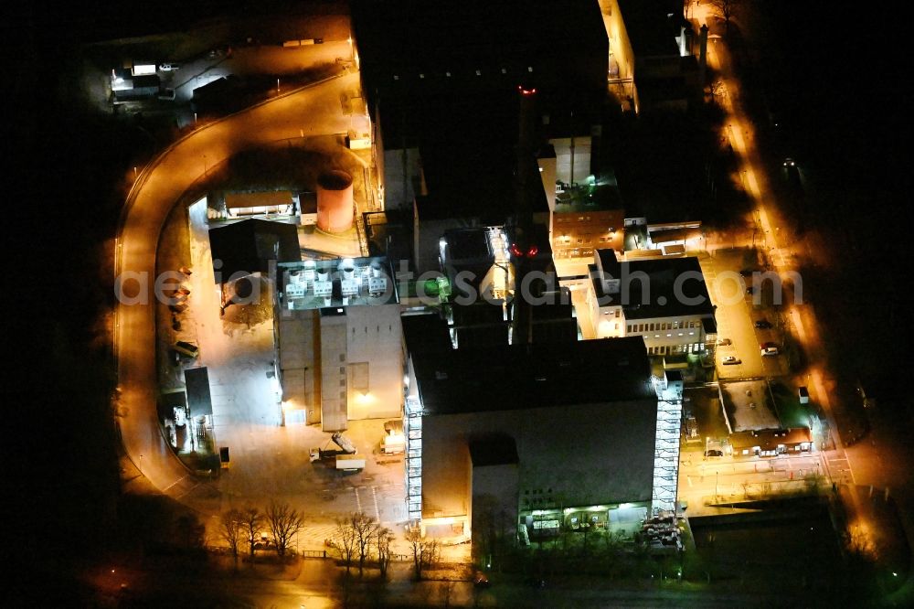 Aerial image at night Stapelfeld - Night lights and lighting of the power plants and exhaust towers of the waste incineration plant EEW Energy from Waste Stapelfeld GmbH in Stapelfeld in the state Schleswig-Holstein, Germany