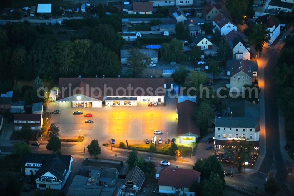Aerial image at night Werneuchen - Night lighting Store of the Supermarket Lidl on Freienwalder Strasse in Werneuchen in the state Brandenburg, Germany