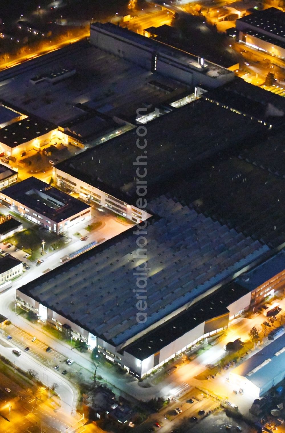 Braunschweig at night from the bird perspective: Night lighting Building and production halls on the premises of VW Volkswagen AG in Braunschweig in the state Lower Saxony
