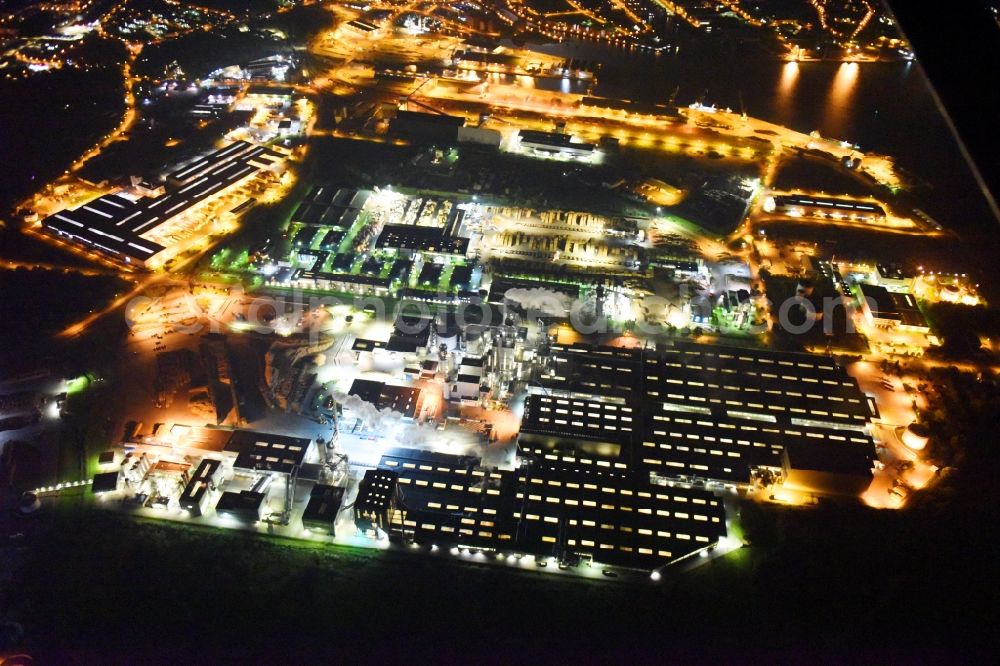 Wismar at night from the bird perspective: Night lighting Building and production halls on the premises of Egger Holzwerkstoffe Wismar GmbH & Co. KG and of IIim Nordic Timber GmbH & Co. KG Am Haffeld in Wismar in the state Mecklenburg - Western Pomerania, Germany