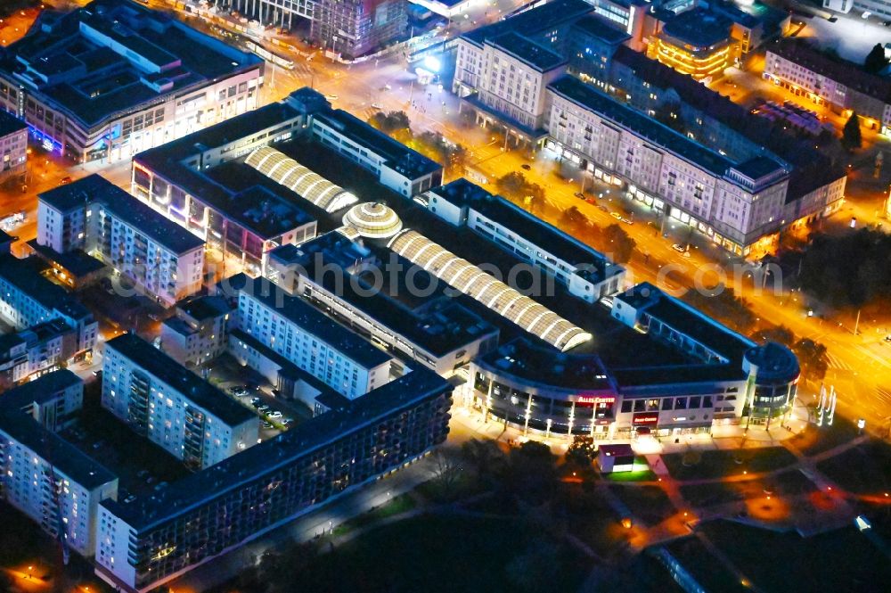 Aerial photograph at night Magdeburg - Night lighting Building of the shopping center Allee-Center Magdeburg on street Ernst-Reuter-Allee in the district Zentrum in Magdeburg in the state Saxony-Anhalt, Germany