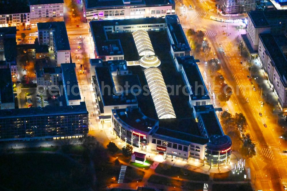 Magdeburg at night from above - Night lighting Building of the shopping center Allee-Center Magdeburg on street Ernst-Reuter-Allee in the district Zentrum in Magdeburg in the state Saxony-Anhalt, Germany