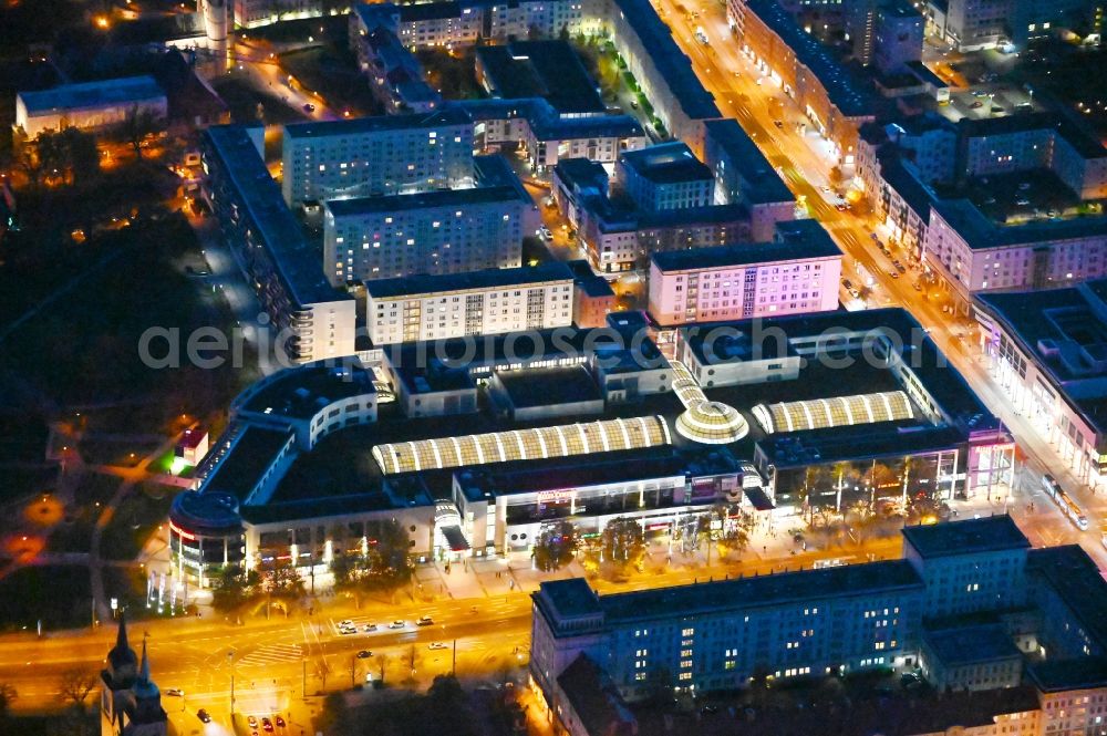 Magdeburg at night from the bird perspective: Night lighting Building of the shopping center Allee-Center Magdeburg on street Ernst-Reuter-Allee in the district Zentrum in Magdeburg in the state Saxony-Anhalt, Germany