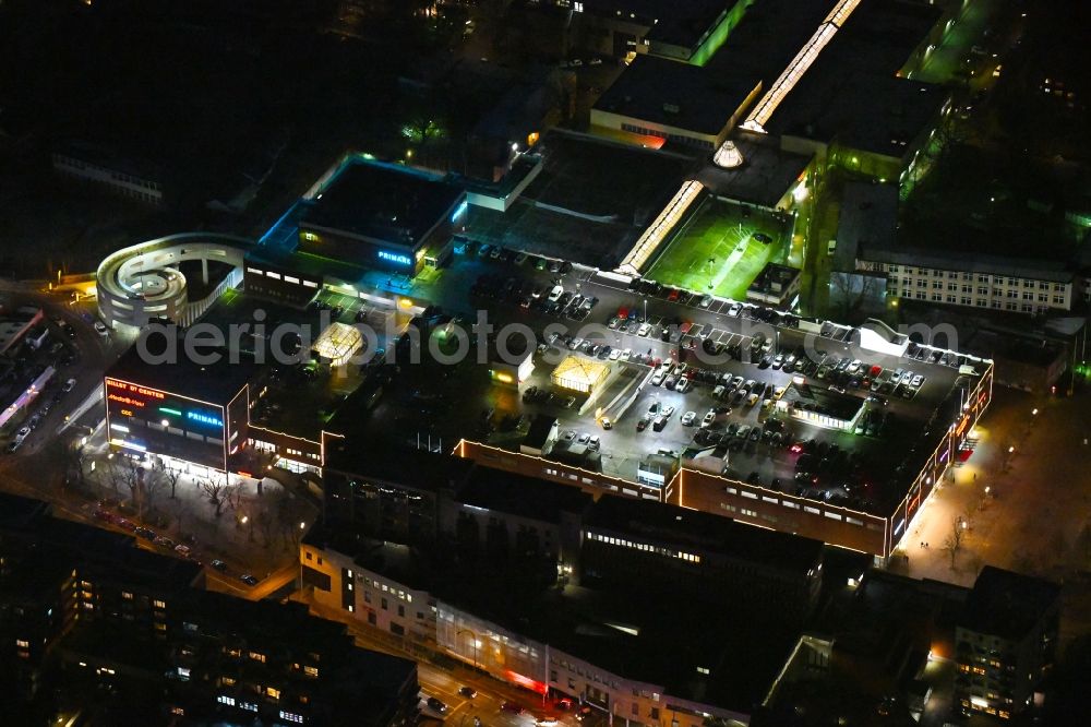 Hamburg at night from the bird perspective: Night lighting building of the shopping center Billstedt-Center on Moellner Landstrasse in the district Billstedt in Hamburg, Germany