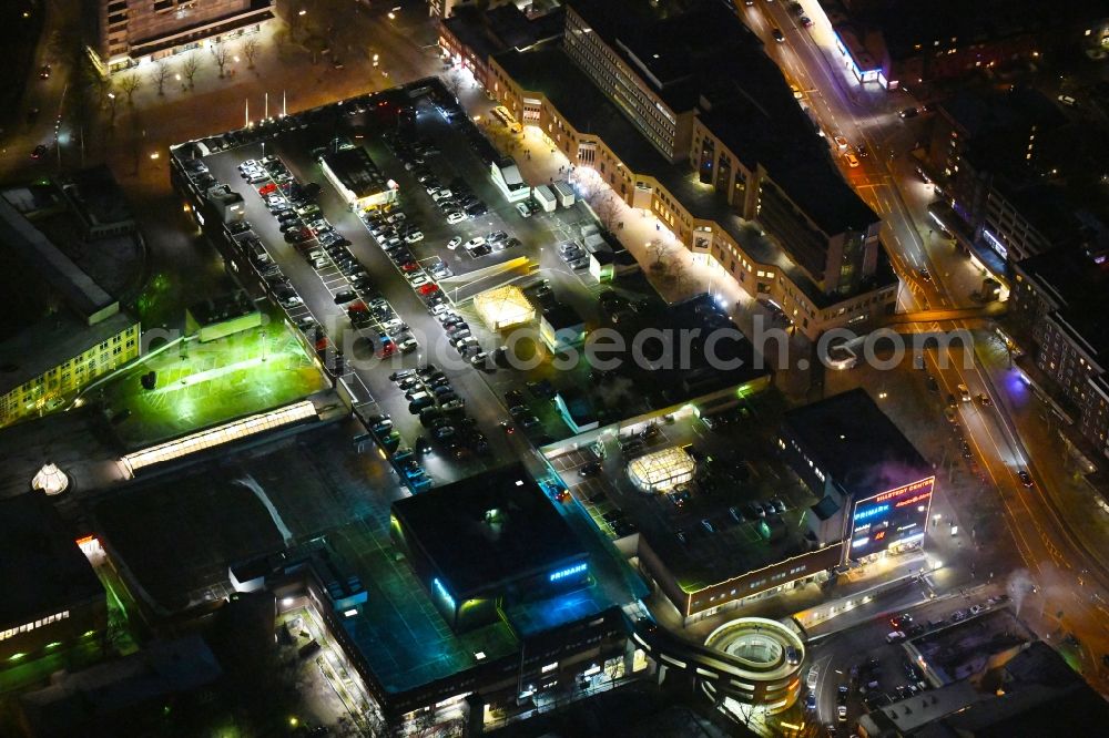 Hamburg at night from the bird perspective: Night lighting building of the shopping center Billstedt-Center on Moellner Landstrasse in the district Billstedt in Hamburg, Germany