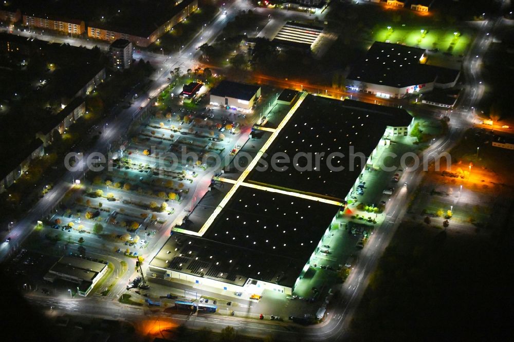 Aerial image at night Eisenhüttenstadt - Night lighting Building of the shopping center City Center in Eisenhuettenstadt in the state Brandenburg, Germany