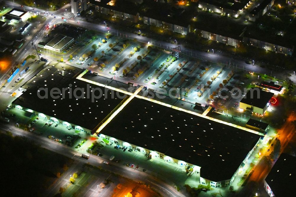 Aerial photograph at night Eisenhüttenstadt - Night lighting Building of the shopping center City Center in Eisenhuettenstadt in the state Brandenburg, Germany