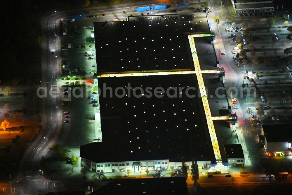 Eisenhüttenstadt at night from the bird perspective: Night lighting Building of the shopping center City Center in Eisenhuettenstadt in the state Brandenburg, Germany