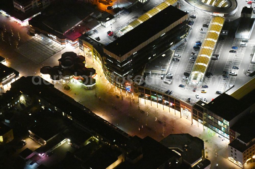 Wolfsburg at night from the bird perspective: Night lighting shopping center City-Galerie Wolfsburg on Porschestrasse in the district Stadtmitte in Wolfsburg in the state Lower Saxony, Germany