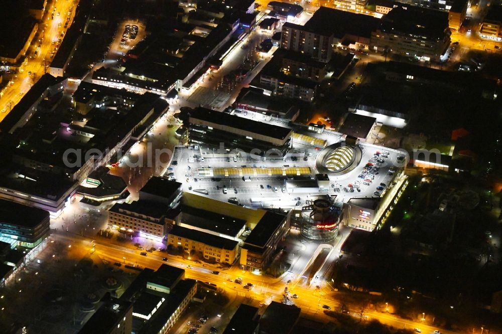 Aerial photograph at night Wolfsburg - Night lighting shopping center City-Galerie Wolfsburg on Porschestrasse in the district Stadtmitte in Wolfsburg in the state Lower Saxony, Germany