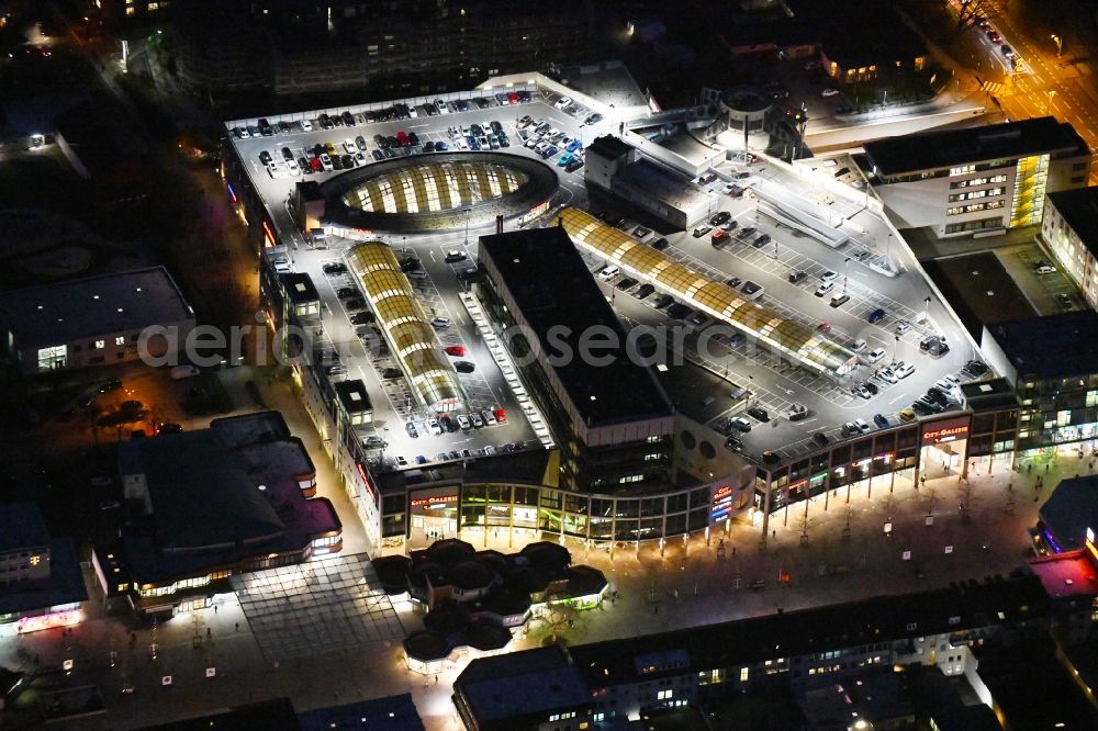 Aerial photograph at night Wolfsburg - Night lighting Shopping center City-Galerie Wolfsburg on Porschestrasse in the district Stadtmitte in Wolfsburg in the state Lower Saxony, Germany