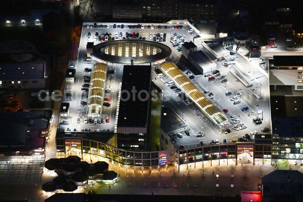 Wolfsburg at night from above - Night lighting Shopping center City-Galerie Wolfsburg on Porschestrasse in the district Stadtmitte in Wolfsburg in the state Lower Saxony, Germany