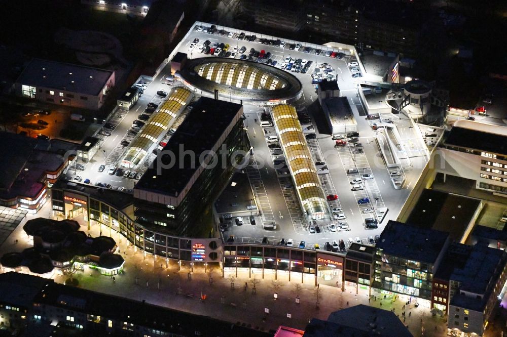 Wolfsburg at night from the bird perspective: Night lighting Shopping center City-Galerie Wolfsburg on Porschestrasse in the district Stadtmitte in Wolfsburg in the state Lower Saxony, Germany
