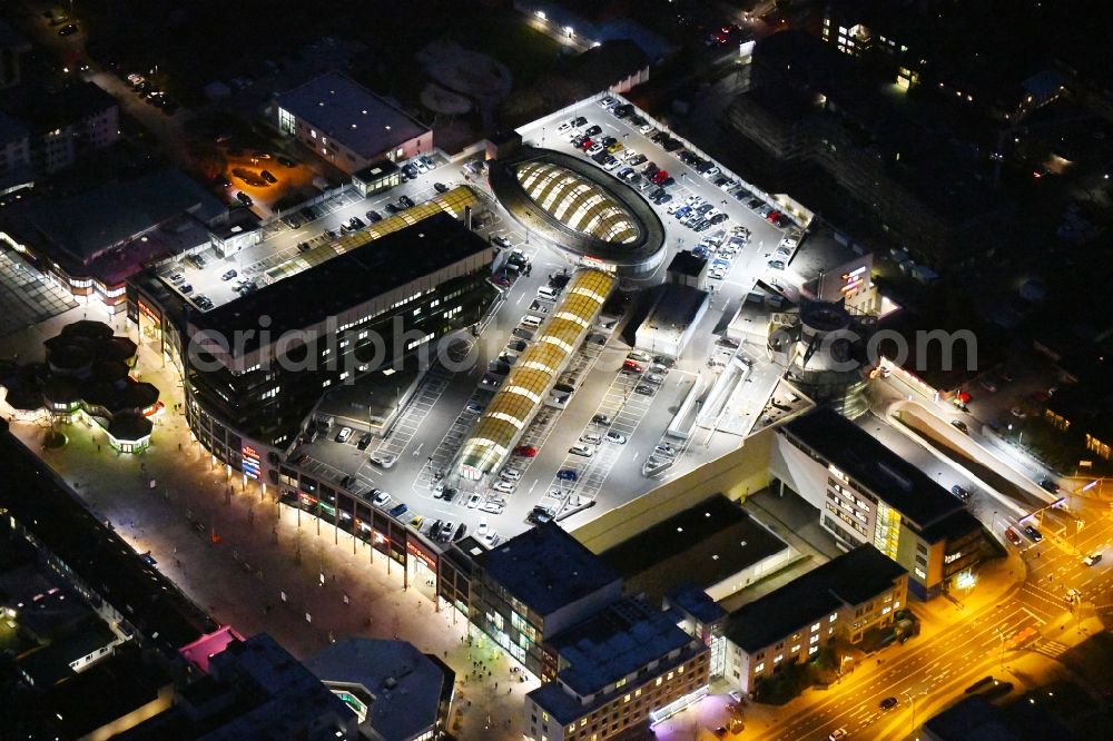 Aerial photograph at night Wolfsburg - Night lighting Shopping center City-Galerie Wolfsburg on Porschestrasse in the district Stadtmitte in Wolfsburg in the state Lower Saxony, Germany