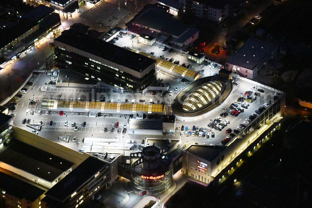 Wolfsburg at night from above - Night lighting Shopping center City-Galerie Wolfsburg on Porschestrasse in the district Stadtmitte in Wolfsburg in the state Lower Saxony, Germany