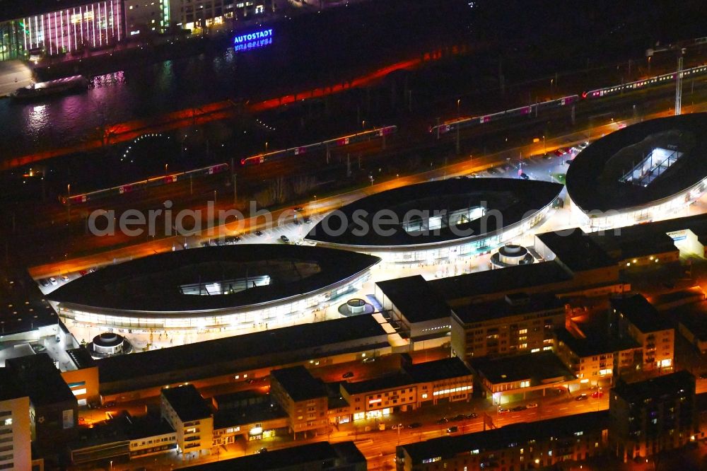 Aerial photograph at night Wolfsburg - Night lighting Building of the shopping center Designer Outlets Wolfsburg An of Vorburg in the district Stadtmitte in Wolfsburg in the state Lower Saxony, Germany