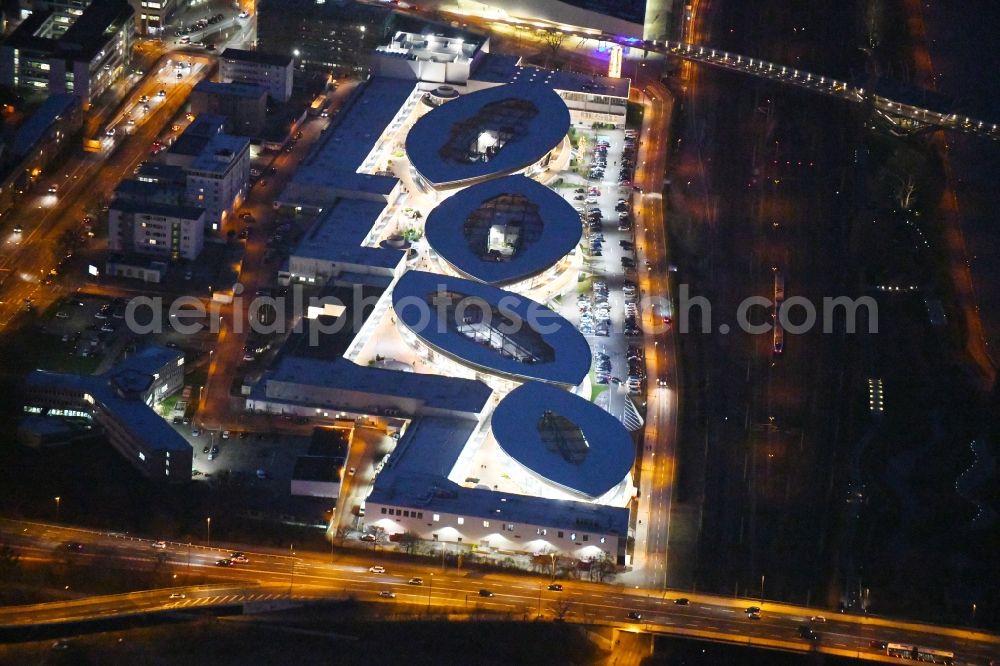 Wolfsburg at night from the bird perspective: Night lighting Building of the shopping center Designer Outlets Wolfsburg An of Vorburg in the district Stadtmitte in Wolfsburg in the state Lower Saxony, Germany