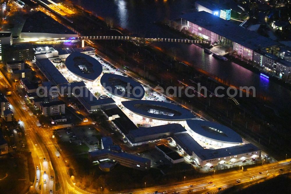 Wolfsburg at night from the bird perspective: Night lighting Building of the shopping center Designer Outlets Wolfsburg An of Vorburg in the district Stadtmitte in Wolfsburg in the state Lower Saxony, Germany