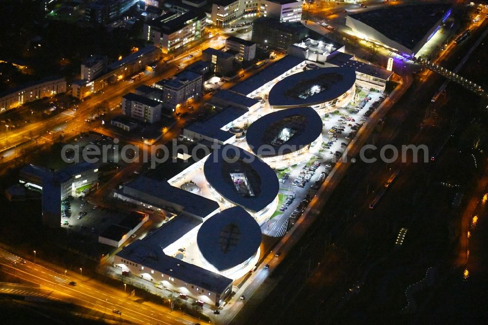 Wolfsburg at night from above - Night lighting Building of the shopping center Designer Outlets Wolfsburg An of Vorburg in the district Stadtmitte in Wolfsburg in the state Lower Saxony, Germany