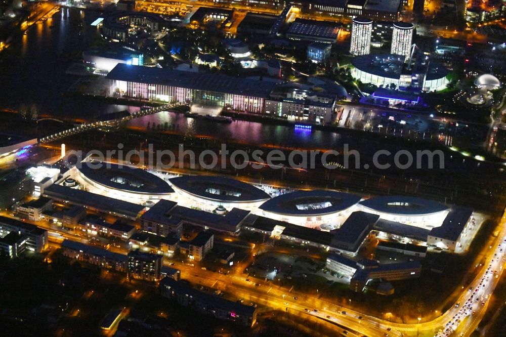 Aerial image at night Wolfsburg - Night lighting Building of the shopping center Designer Outlets Wolfsburg An of Vorburg in the district Stadtmitte in Wolfsburg in the state Lower Saxony, Germany