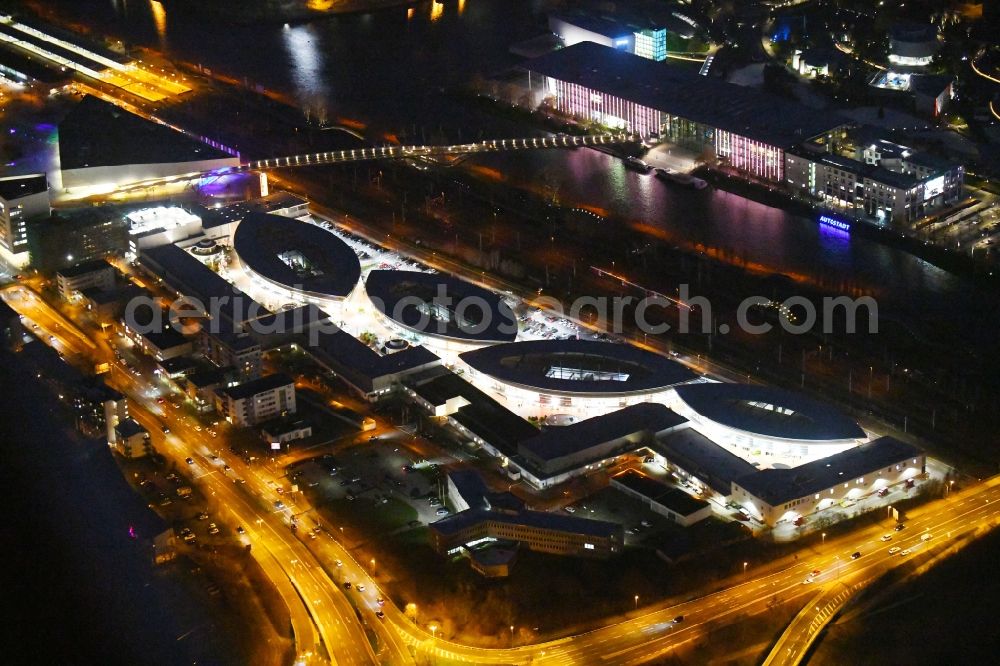 Aerial image at night Wolfsburg - Night lighting Building of the shopping center Designer Outlets Wolfsburg An of Vorburg in the district Stadtmitte in Wolfsburg in the state Lower Saxony, Germany