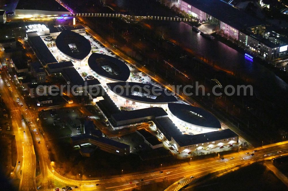 Wolfsburg at night from above - Night lighting Building of the shopping center Designer Outlets Wolfsburg An of Vorburg in the district Stadtmitte in Wolfsburg in the state Lower Saxony, Germany
