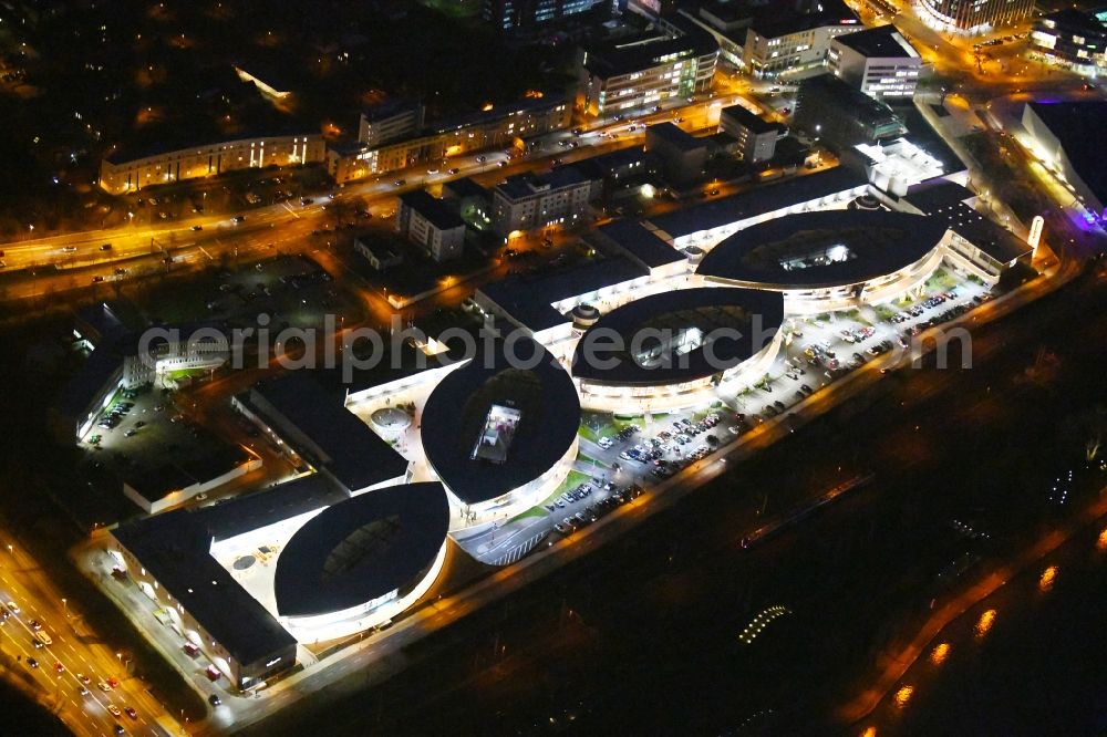 Aerial photograph at night Wolfsburg - Night lighting Building of the shopping center Designer Outlets Wolfsburg An of Vorburg in the district Stadtmitte in Wolfsburg in the state Lower Saxony, Germany