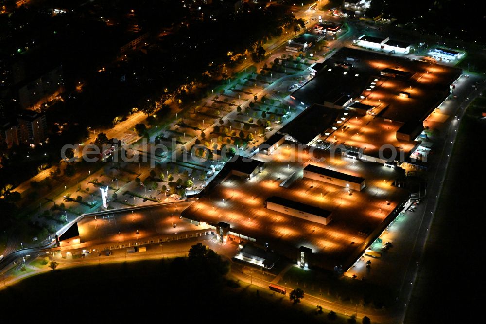 Eiche at night from the bird perspective: Night lighting building of the shopping center Eiche of Unibail-Rodamco Germany GmbH on Landsberger Chaussee corner Hellersdorfer Weg in Eiche in the state Brandenburg, Germany