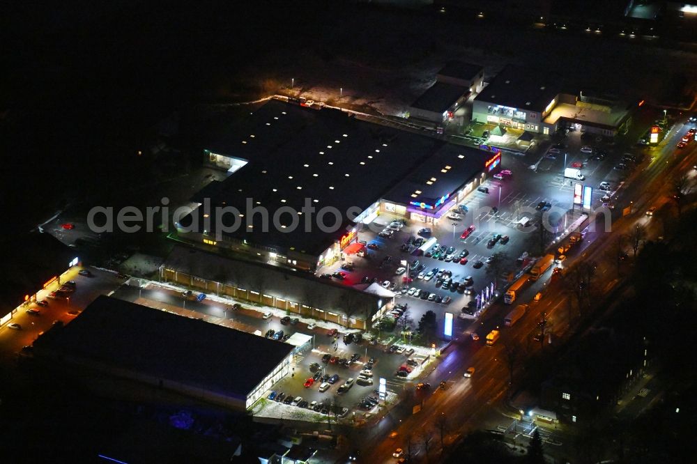 Lübeck at night from the bird perspective: Night lighting building of the shopping center famila Luebeck in the district Falkenfeld - Vorwerk in Luebeck in the state Schleswig-Holstein, Germany
