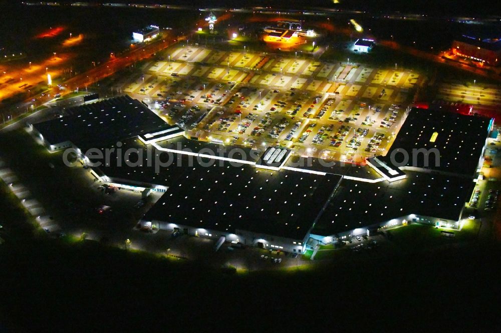 Aerial photograph at night Landsberg - Night lighting Building of the shopping center Halle Center Peissen on Saarbruecker Strasse in the district Peissen in Landsberg in the state Saxony-Anhalt, Germany