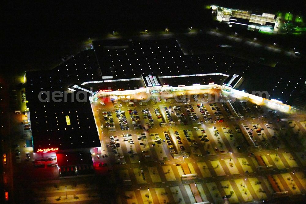 Aerial photograph at night Landsberg - Night lighting Building of the shopping center Halle Center Peissen on Saarbruecker Strasse in the district Peissen in Landsberg in the state Saxony-Anhalt, Germany