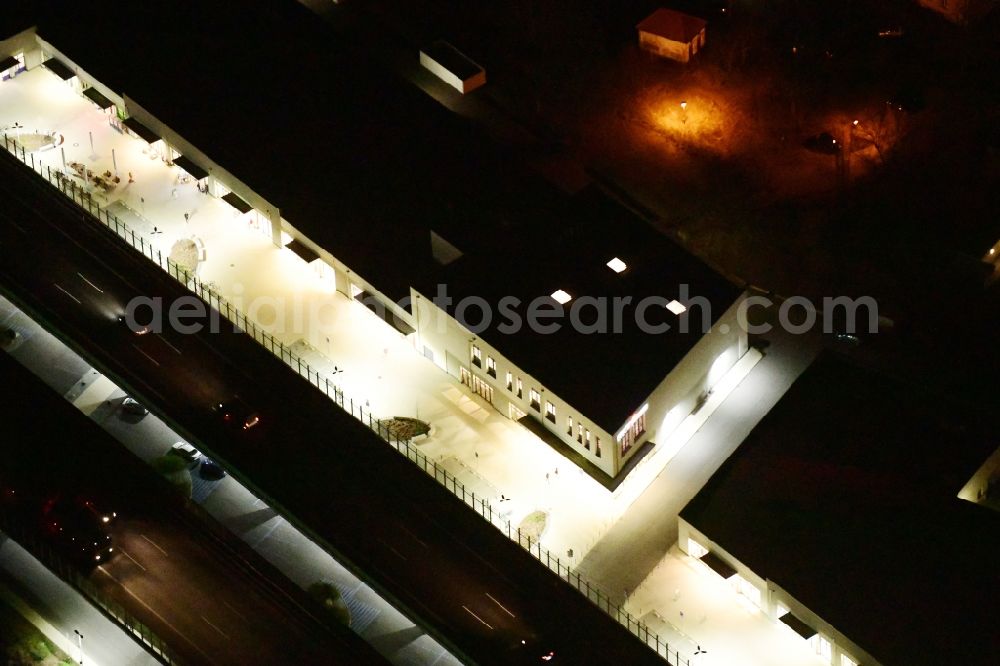 Ludwigsfelde at night from the bird perspective: Night lighting Building of the shopping center Ludwig Arkaden of McCafferty Asset Management GmbH in Ludwigsfelde in the state Brandenburg, Germany