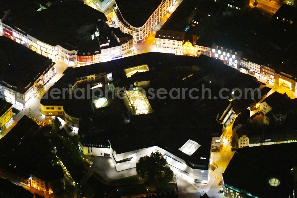 Aerial photograph at night Osnabrück - Night lighting Building of the shopping center L&T Markthalle along the Grossen Strasse in the district Innenstadt in Osnabrueck in the state Lower Saxony, Germany