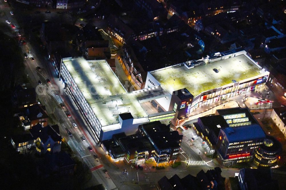 Aerial image at night Stade - Night lighting building of the shopping center Neuer Pferdemarkt in Stade in the state Lower Saxony, Germany