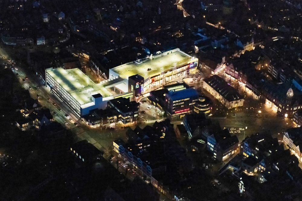 Stade at night from the bird perspective: Night lighting building of the shopping center Neuer Pferdemarkt in Stade in the state Lower Saxony, Germany