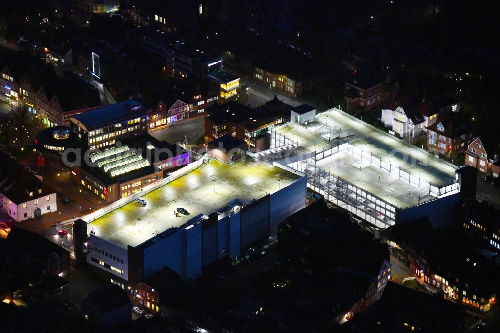 Aerial photograph at night Stade - Night lighting building of the shopping center Neuer Pferdemarkt in Stade in the state Lower Saxony, Germany