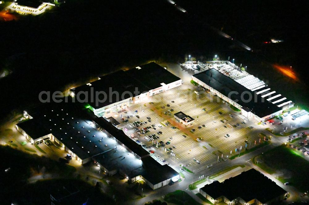 Aerial image at night Blankenburg (Harz) - Night lighting parking space for parked cars at the shopping center Nordharz Center on Lerchenbreite in Blankenburg (Harz) in the state Saxony-Anhalt, Germany