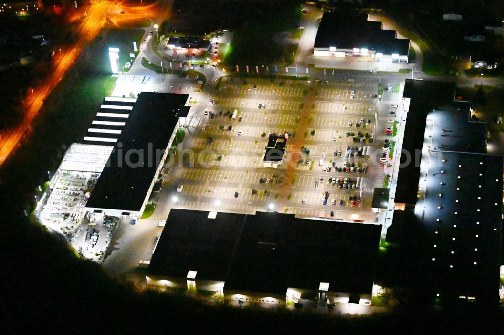 Aerial image at night Blankenburg (Harz) - Night lighting parking space for parked cars at the shopping center Nordharz Center on Lerchenbreite in Blankenburg (Harz) in the state Saxony-Anhalt, Germany