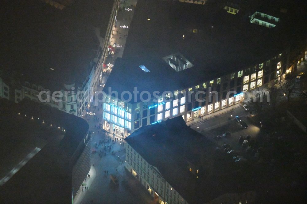 Leipzig at night from the bird perspective: Night lighting Building of the shopping center Primark Hainstrasse in the district Zentrum in Leipzig in the state Saxony, Germany