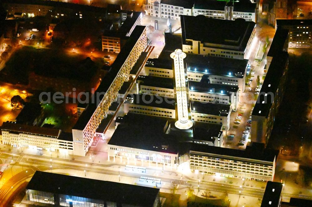 Dessau at night from the bird perspective: Night lighting building of the shopping center Rathaus-Center Dessau on Kavalierstrasse in Dessau-Rosslau in the state Saxony-Anhalt, Germany