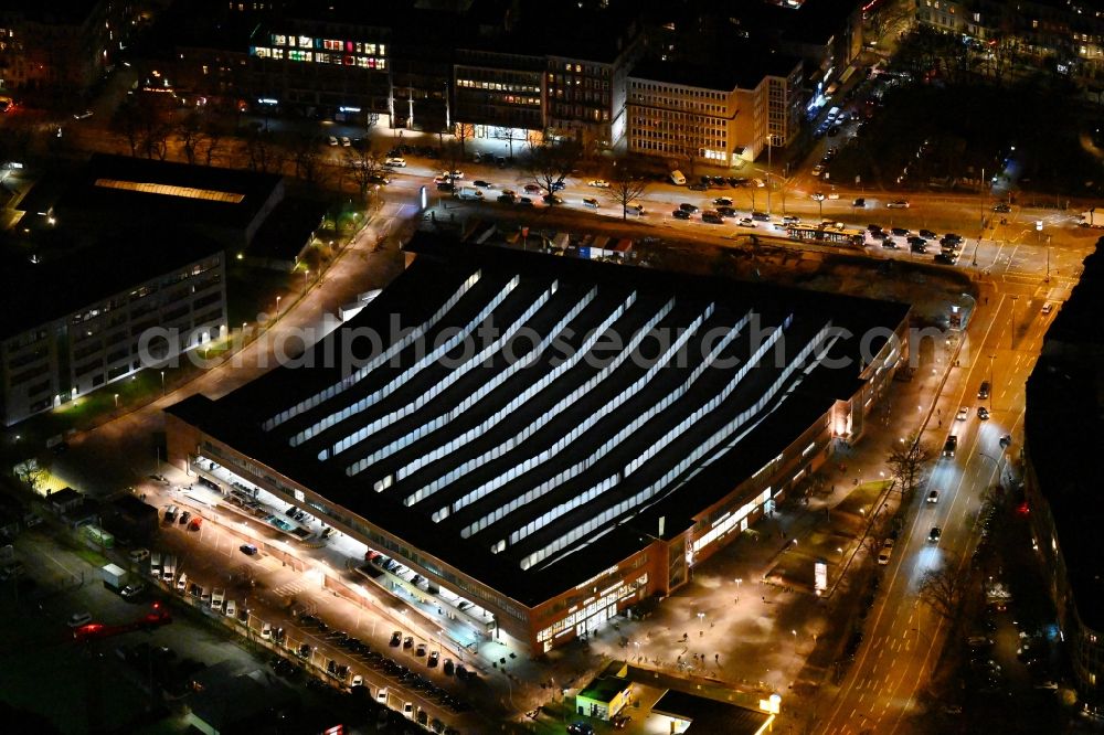 Aerial photograph at night Hamburg - Night lighting building of the shopping center of Rinofmarkthalle St. Pauli Neuer Kamp in the district Sankt Pauli in Hamburg, Germany