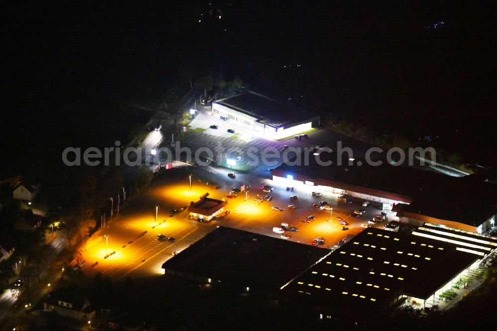 Seelow at night from the bird perspective: Night lighting Building of the shopping center in Seelow in the state Brandenburg, Germany