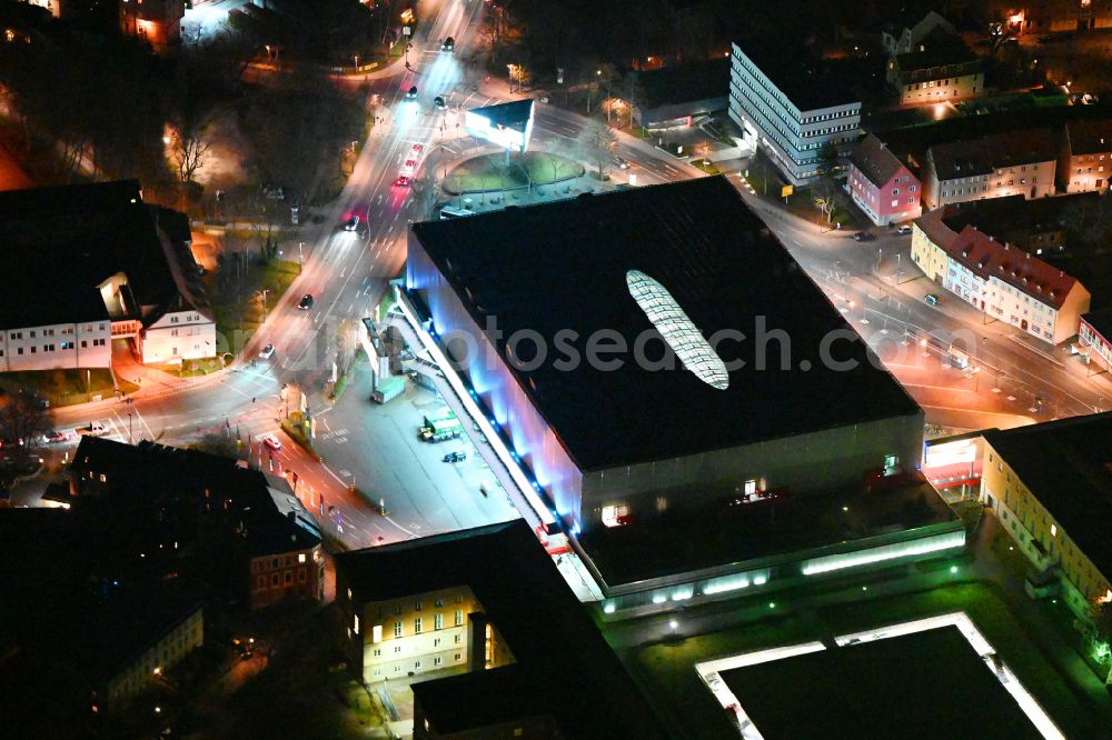 Weimar at night from the bird perspective: Night lighting building of the shopping center Weimar Atrium on Friedensstrasse in Weimar in the state Thuringia, Germany